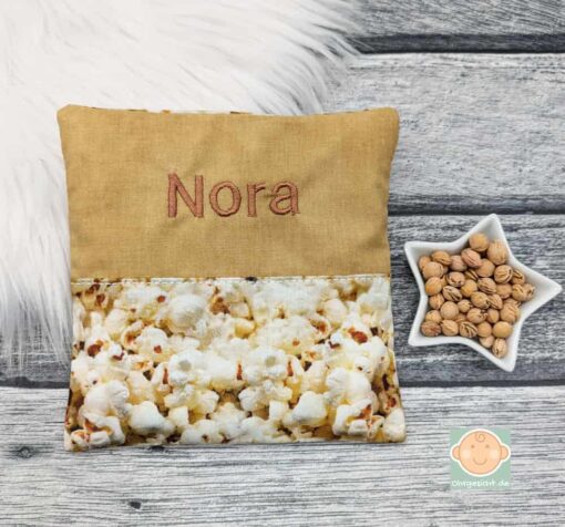 Besticktes Kissen mit Popcornmuster.