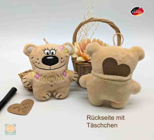 MamaBär mit Täschchen auf der Rückseite zum Verstauen eines lieben Grußes.