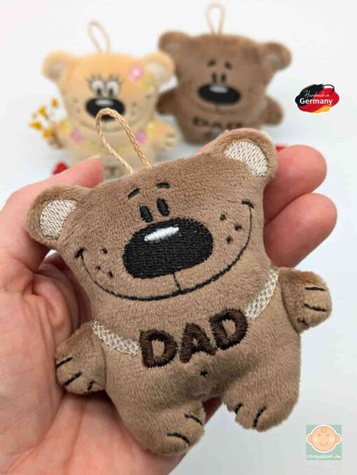 Kleine Plüschbären in hellbraun und dunkelbraun mit Stickerei MOM und DAD.